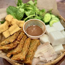 Mía and More - Tofu and Pork Tray (IG: eatwithbaobae)