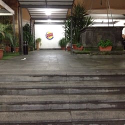 Burger King - Sono le scale che portano ai tavoli fuori e li si trovano oltre altre scale altri locali adibiti a sedersi al 1o piano.