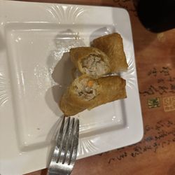 Lucky 8 Asian Bistro - Egg roll and it's