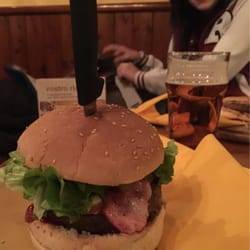 John Keating - "Ciccio pub" burgher, con carne insaporita da jalapeno, bacon, insalata e pomodoro.