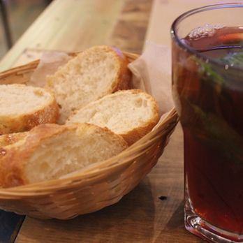 El Perro Gamberro - Bread basket and hibiscus iced tea - Vegan Near Me - Madrid, M