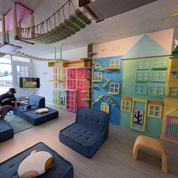 Cat Cafe Meows Rakuen - Colorful play area