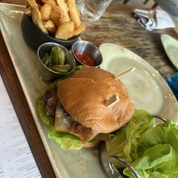 Yakima Social Kitchen + Bar - Smash burger - Canadian (New) Near Me - Calgary, Alberta Yakima Social Kitchen + Bar - Smash burger - Canadian (New) Near Me - Calgary, Alberta