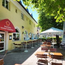 Bayerisches Schnitzel & Hendlhaus - Outdoor seating