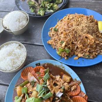 Saigon -2- Siam Bistro - Garlic broccoli, pad Thai, sweet and sour - Vietnamese Near Me - Gilroy, California