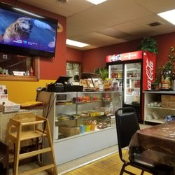 Universal Tamal - Seat yourself, order with the waitress, and pay at the counter.