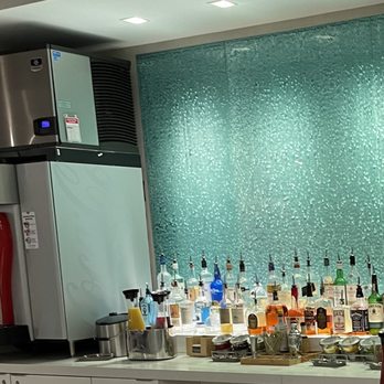 American Airlines Flagship Lounge - Full bar - Airport Lounges Near Me - Chicago, Illinois