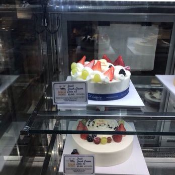 Paris Baguette - We got the cake #2. Look at the descriptions and picture that how the cake filling looks like. Instead we got no filling! - Coffee & Tea Near Me - Milpitas, California