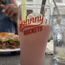 Johnny Rockets - Strawberry banana shake