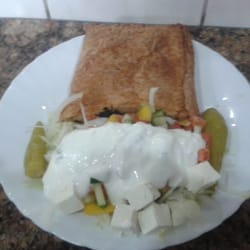 Morali Imbiss - Blätterteig gefüllt mit Lachs und Spinat.