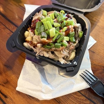 Naukabout - Pulled pork with mac and cheese - Breweries Near Me - Mashpee, Massachusetts