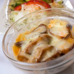 Yiamas - Gruß aus der Küche: Bratkartoffeln in Metaxasauce mit Käse überbacken.