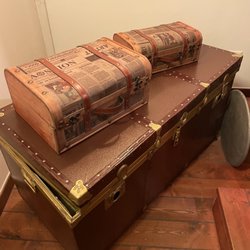 Fermata Facoltativa - Some of the old trunks found with the train cars