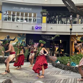 Queens Waikiki Luau - Dance - Dinner Theater Near Me - Honolulu, Hawaii Queens Waikiki Luau - Dance - Dinner Theater Near Me - Honolulu, Hawaii
