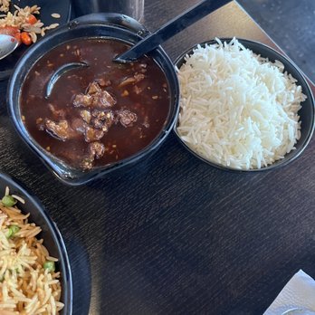 Hakkalicious Niagara - Hot chili garlic beef. Okay. Needed more garlic. Comes with plain rice - Indian Near Me - Niagara Falls, Ontario