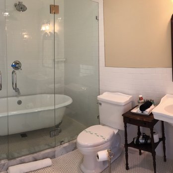 Dartmouth House - Hemlock Bathroom - Hotels Near Me - Rochester, New York Dartmouth House - Hemlock Bathroom - Hotels Near Me - Rochester, New York