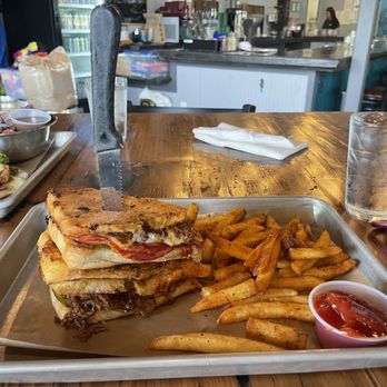Dos Sirenos Brewing - Rubenesque and Cajun fries - Breweries Near Me - San Antonio, Texas