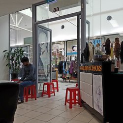Golden Scissors - Waiting area