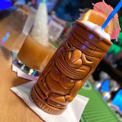 4 Kahunas Tiki Lounge - Pain Killer and Navy Grog cocktails