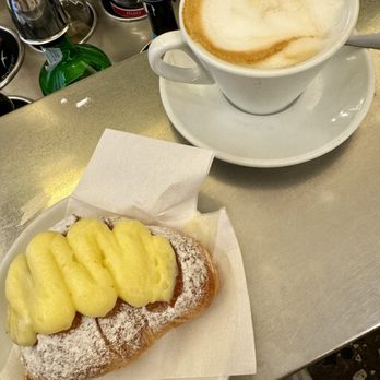 Pasticceria Rizzardini - Cream croissant and cappuccino - Patisserie/Cake Shop Near Me - Venezia, VE
