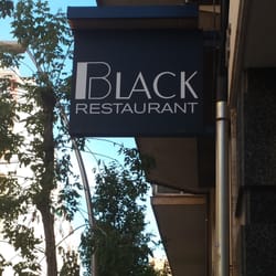 Black - Letrero de la entrada