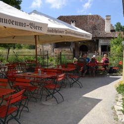Wirtshaus am Kommunbrauhaus - Im Hintergrund das Brauhaus