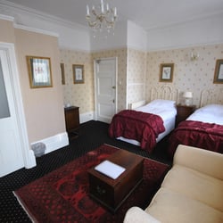 Churchill Guest House - Patricia en-suite twin bedroom