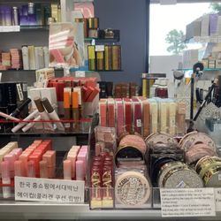 Rodeo Cosmetics - Trendy makeup as seen on social media! :)