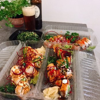Esuki - Tanke away sushi: Twister, Hot Shake Roll och Spicy Tuna. Fantastiskt goda! Bäst var twister med krämig Philadelphia och halstrad fjordlax. - Sushi Bars Near Me - Solna, Alberta
