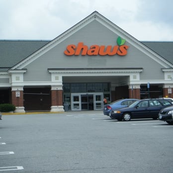 Shaw's - cars parked in front of the store - Grocery Near Me - Warwick, Rhode Island