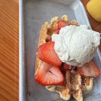 Gigi's Cafe - Berries waffle - Cafes Near Me - Portland, Oregon