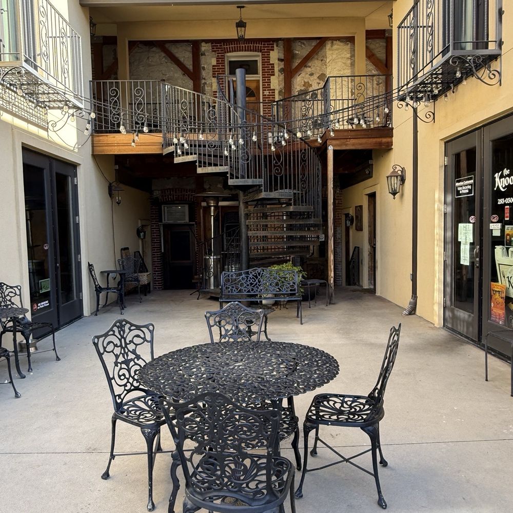 Quincy Courtyard Suites - Courtyard by The Wine Bar downstairs - Hotels Near Me - Quincy, California Quincy Courtyard Suites - Courtyard by The Wine Bar downstairs - Hotels Near Me - Quincy, California