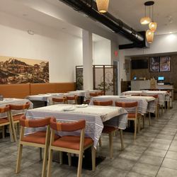Shi Shang Ju - Dining area. Comfortable chairs and tables with table cloths