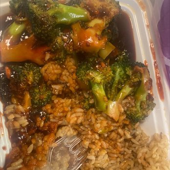 East Garden - Brócoli in Beef with Garlic Sauce w brown rice - Chinese Near Me - Astoria, New York East Garden - Brócoli in Beef with Garlic Sauce w brown rice - Chinese Near Me - Astoria, New York