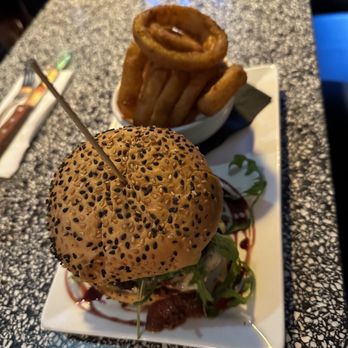 Burger Bar Crescent - Belle Bleu Burger - Burgers Near Me - Montreal, Quebec