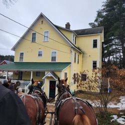 RiverWood Inn - The outside view from the carriage.