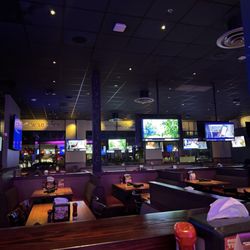 Glory Days Grill - Seating in main space