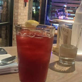 Moku Kitchen - Hibiscus lemonade. And in the background our entertainers for the night. - Cocktail Bars Near Me - Honolulu, Hawaii