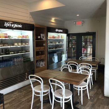 Tucker & Bevvy - Inside - Breakfast & Brunch Near Me - Honolulu, Hawaii Tucker & Bevvy - Inside - Breakfast & Brunch Near Me - Honolulu, Hawaii