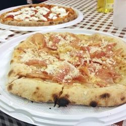 Il Paradiso della Pizza - Pizza Consiglio con culatello, noci e scaglie di parmigiano DOP.