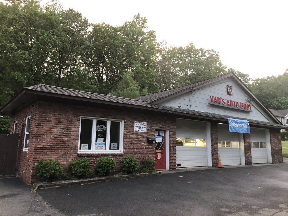 VAN’S AUTO BODY Updated October 2024 901 High Mountain Rd, North