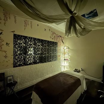 Rainbow Chiropractic & Reflexology - Peaceful & clean massage room - Chiropractors Near Me - Colton, California Rainbow Chiropractic & Reflexology - Peaceful & clean massage room - Chiropractors Near Me - Colton, California