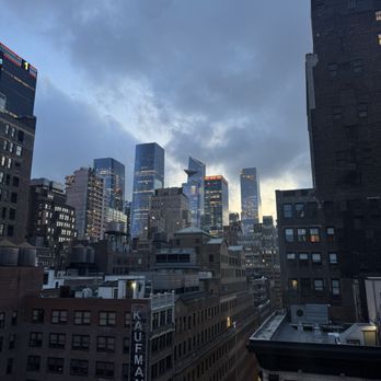 Magic Hour Rooftop Bar & Lounge - View of Hudson Yards - Lounges Near Me - New York, New York