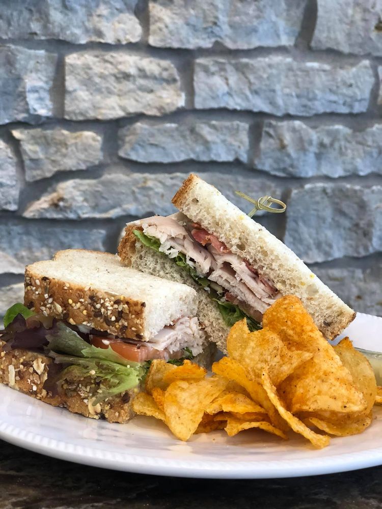 THE HIDEAWAY VAULT 1520 Clinton Ln, Northfield, Minnesota Bars