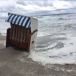 Strandservice Binz - Strandkorb bei Sturmflut