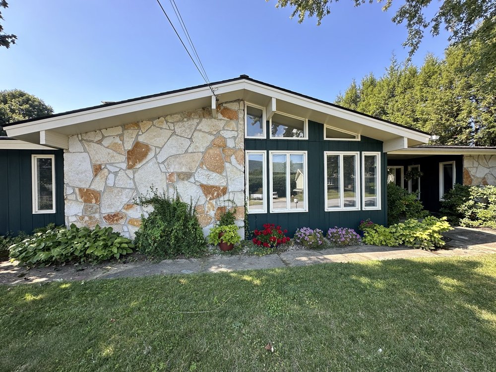 RACHAEL ROGALA ALISON MCCULLOUGH REAL ESTATE Updated October 2024 31 Photos 29 Center St