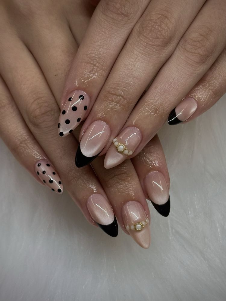 Rosewood Nail Studio Logo