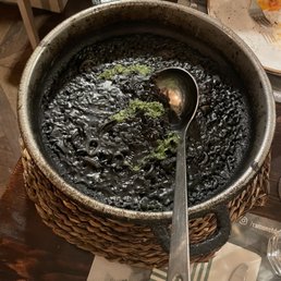 Arroz negro con sepia y guisantes