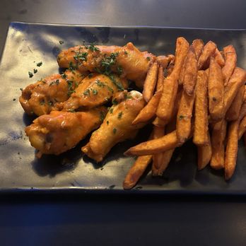 Magnolia Corner - Buffalo wings with sweet potato fries - Burgers Near Me - Burbank, California