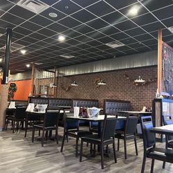 Cajun Crab & Pho - Dining area